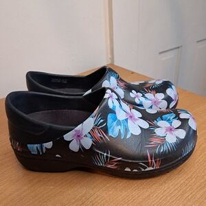Crocs Neria Pro Clogs Dual Comfort Nurse Work Shoes Size‎ 6 Women’s Black Floral